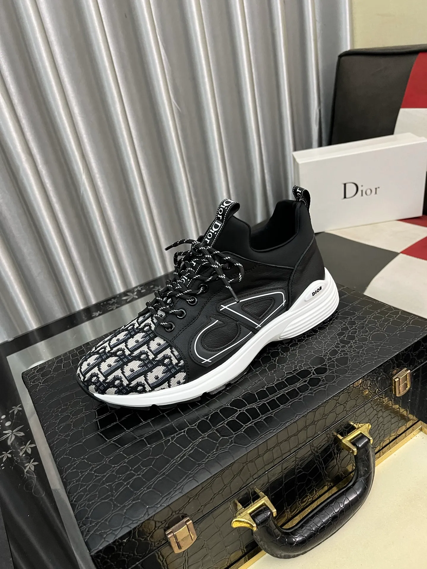 Men's clothing and shoes 💰458⌚️⌚️ Dior's casual and sporty style is combined with the elements of dad bag-soled shoes. It has successfully broken through the dad shoe style that has been on the streets in recent years and has become a beautiful landscape in luxury goods. The fabric is high mercerized with breathable mesh. The mesh on both sides of the shoe is made of three layers of composite technology. The bottom process uses package molding fabrics: imported high mercerized 🐂 cowhide stitching with original customized D-shaped mesh code number: 38-445️⃣Colors available